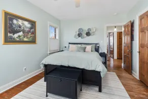 Central-Immaculate-Fenced Yard-Parking-Dining - Image 4