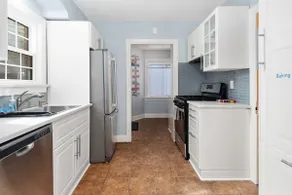 Central-Immaculate-Fenced Yard-Parking-Dining - Image 3