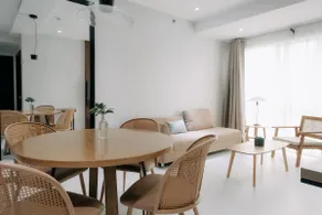Shibui: 2 BR, Bright & Airy Home with Free Parking - Image 2