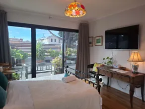Guest Suite, Private Entrance, Bathroom & Garden - Image 4