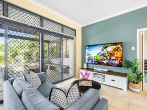 Style 5BR House I Air-con I 2king beds@Carindale - Image 2