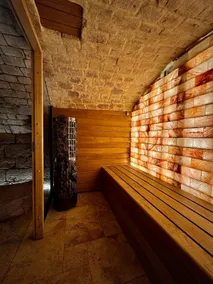 Le Spa Léon – Jacuzzi, private sauna and parking - Image 2
