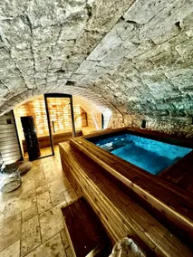 Le Spa Léon – Jacuzzi, private sauna and parking - Image 3