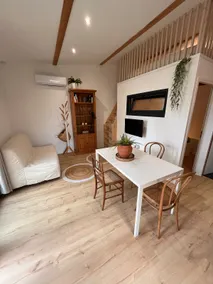 Cottage with courtyard and pool - Image 3