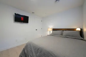 Royal Alex Suite | Private Entry | Parking | WiFi - Image 2