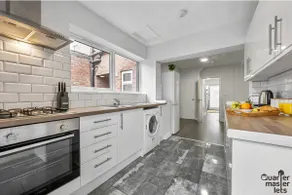 5 Bedroom Central Townhouse with Parking that Sleeps 9 - Image 4
