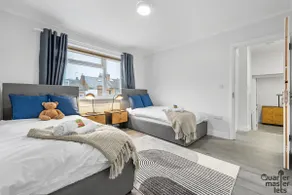 5 Bedroom Central Townhouse with Parking that Sleeps 9 - Image 3