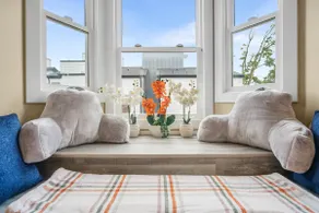 Central Urban Comfort Home - Image 2