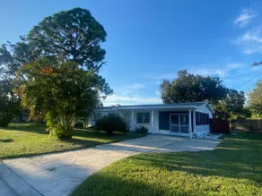 Comfy Getaway + 9 Min IMG! Close to Beaches & Fun - Image 2