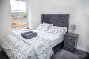 Modern 3 Bedroom Home in Newcastle - Parking - Image 2