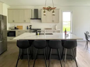 Spacious 3 Bdrm Retreat, Muskoka Room & Fireplace - Image 4