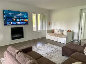 Spacious 3 Bdrm Retreat, Muskoka Room & Fireplace - Image 2