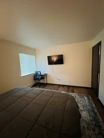 Cozy 1 Bedroom Apartment with King Bed & Patio Nea - Image 5