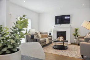 Luxurious and Beautiful, Barrie - Image 5