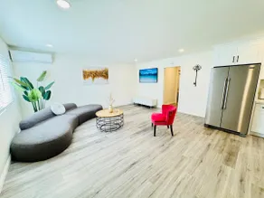 35% Off 2B/2B W Yard Close Airport, College, Shop - Image 3
