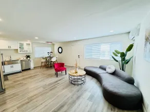 35% Off 2B/2B W Yard Close Airport, College, Shop - Image 4