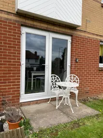 1 Bed Cosy Flat with French doors - Image 5
