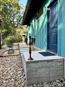 The Darwin: Quiet, Unique Austin MCM Apartment - Image 2