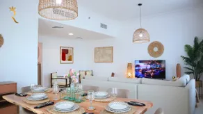 Stylish 3BR Haven - Golfside Elegant Luxe Escape - Image 3