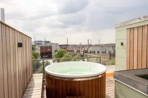 Penthouse in Nørrebro with Rooftop Jacuzzi & Sauna - Image 2