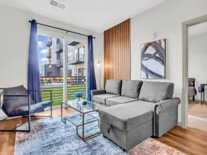 Elegant 2BD/2BA Near Downtown + Free Parking - Image 2
