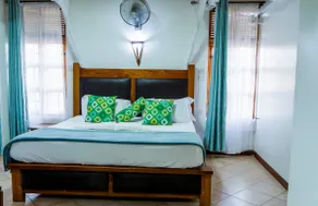 Cozy Nest Coastal 2BR • Work‑Friendly Space | WiFi - Image 4
