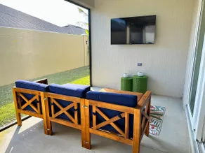 Uniquely decorated home with private backyard - Image 5