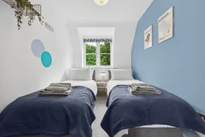 NEC Birmingham Airport Modern Village Retreat, Sleeps 7, Free Parking - Image 4