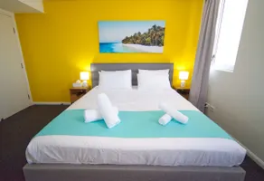 Tropical King Apartment, 2 Aircons, Parking & Pool - Image 2
