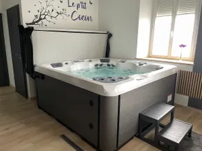 Private hot tub/ Parking/ Netflix/ Quiet location - Image 2