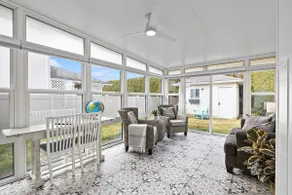 Sunshine Suite, walk to beach - Image 5