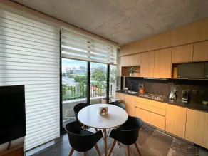 Central 2BR apartment w/ patio & grill - Image 4