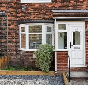 'Station House' Cosy Renovated Family-Friendly Home in Runcorn, Cheshire - Train Station Liverpool Chester Links, Brindley Theatre - Image 4