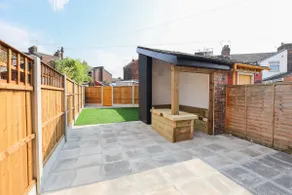 'Station House' Cosy Renovated Family-Friendly Home in Runcorn, Cheshire - Train Station Liverpool Chester Links, Brindley Theatre - Image 3