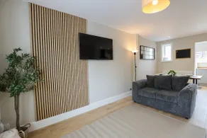 'Station House' Cosy Renovated Family-Friendly Home in Runcorn, Cheshire - Train Station Liverpool Chester Links, Brindley Theatre - Image 2
