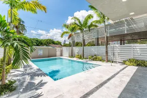 King Beds/Pool. Minutes From Beach, Casino, Shops - Image 5