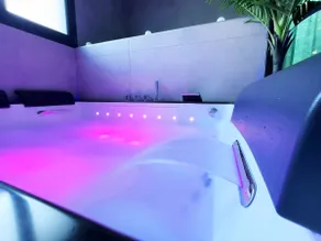 Love Suite: Private hot tub and tropical atmosphere - Image 2