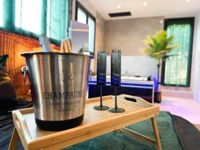 Love Suite: Private hot tub and tropical atmosphere - Image 4