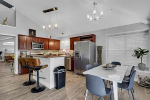 SunKissed Retreat: 4 beds 2 baths. Pets ok. - Image 4