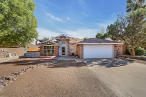 SunKissed Retreat: 4 beds 2 baths. Pets ok. - Image 3