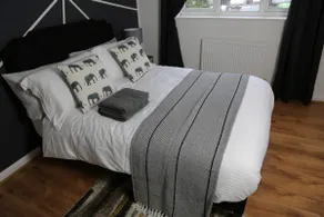 Farm View - 3BR Stay Near Billing Aquadrome - Sleeps 8 in 4 beds or 4 Contractors and Tradesmen separately - Free Parking, Long-stay and Short-stay Accommodation Modern Amenities Shops & Cafés Leisure and Business Long-Stays Welcome - Image 5
