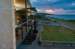 Coastal Kangaroo Island home, walk into town - Image 2