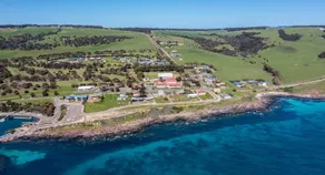 Coastal Kangaroo Island home, walk into town - Image 5
