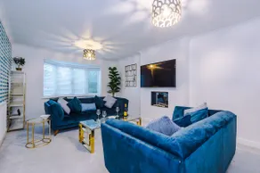 Kinship House by YourStays - Stunning Holiday Home in the Suburbs - Image 4