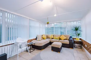 Kinship House by YourStays - Stunning Holiday Home in the Suburbs - Image 5