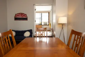 Ideal Lakeview location! Walk to Wrigley, DePaul - Image 5