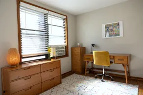 Ideal Lakeview location! Walk to Wrigley, DePaul - Image 2