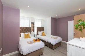 Premium Listing: 1 min walk JR H.&Headington Shops - Image 3