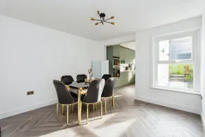 Modern House in Tonbridge Town Centre Sleeps 12 - Image 2