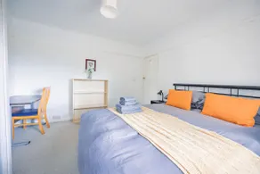 Cambridge North 3-Bed Family Home Garden & Parking - Image 3